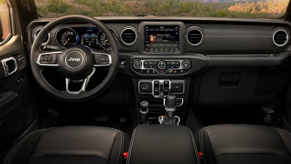 Jeep también es completo por dentro, pero Ford lo supera.