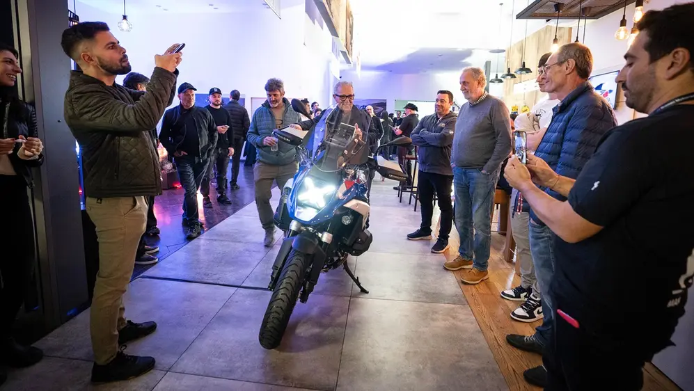 La nueva moto fue la protagonista del encuentro, centro de fotos y flashes.
