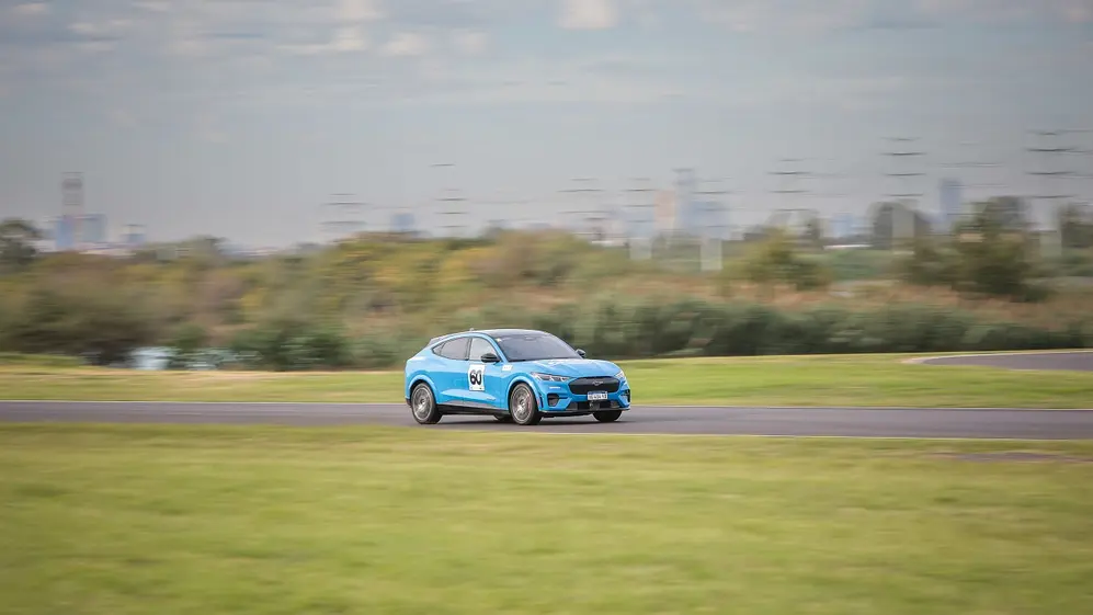 En plena carrera, con el Mustang Mach-E 60, en homenaje al aniversario del modelo de Ford.