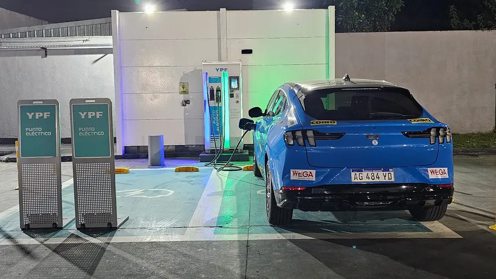 En una de las cargas de la batería del Mustang Mach-Een la YPF (Foto 