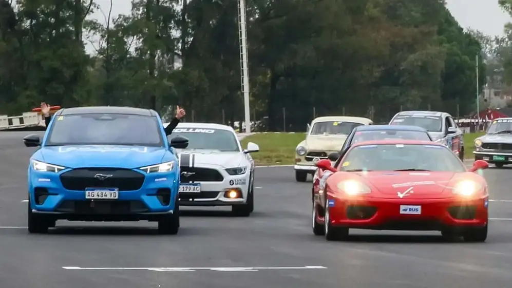 El Mustang Mach-E cruza la meta primero, haciendo historia en el Gálvez.