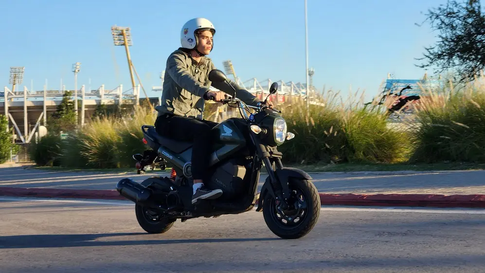 Honda NAVi, una moto cuestionada por su tamaño, pero apta para todos los talles.