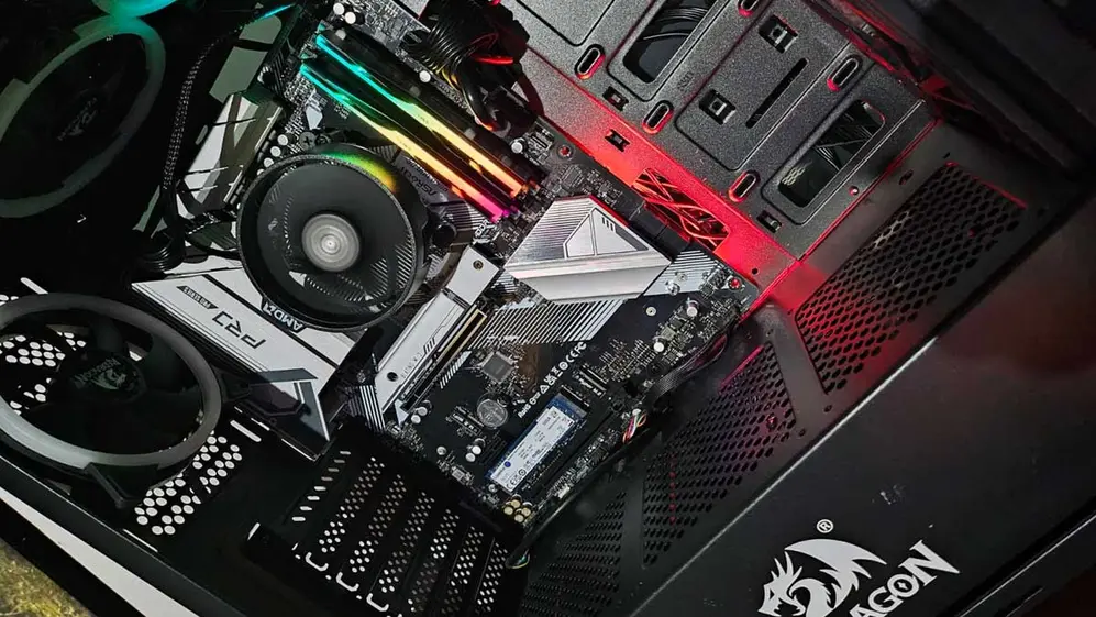 El Ryzen 5 8600G montado sobre el mother ASrock y el gabinete Tailgate de Redragon.