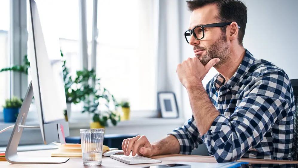 El curso es el línea y se puede hacer desde cualquier parte del mundo 