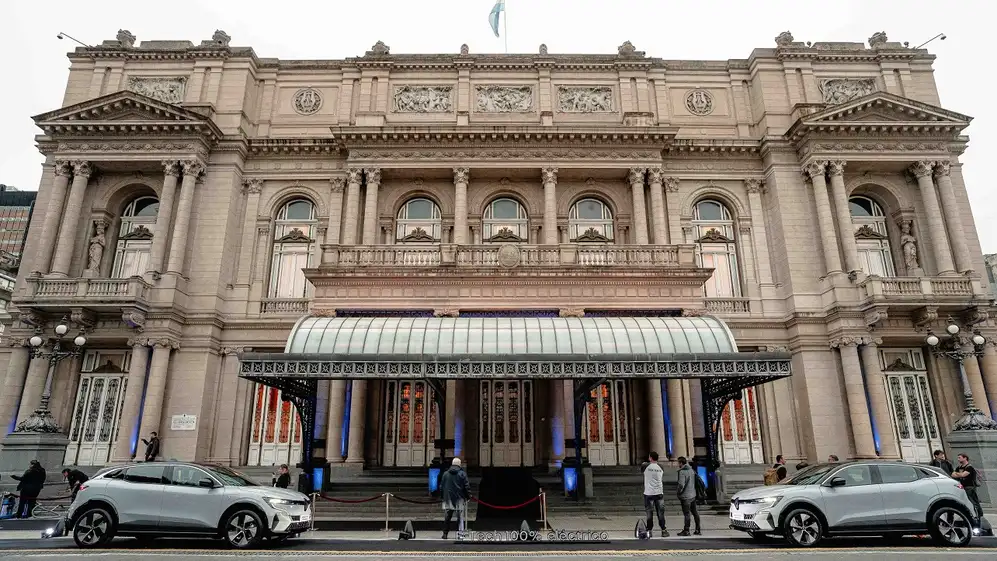 El Teatro Colón fue el escenario elegido para presentar el nuevo Renault Megane E-Tech.