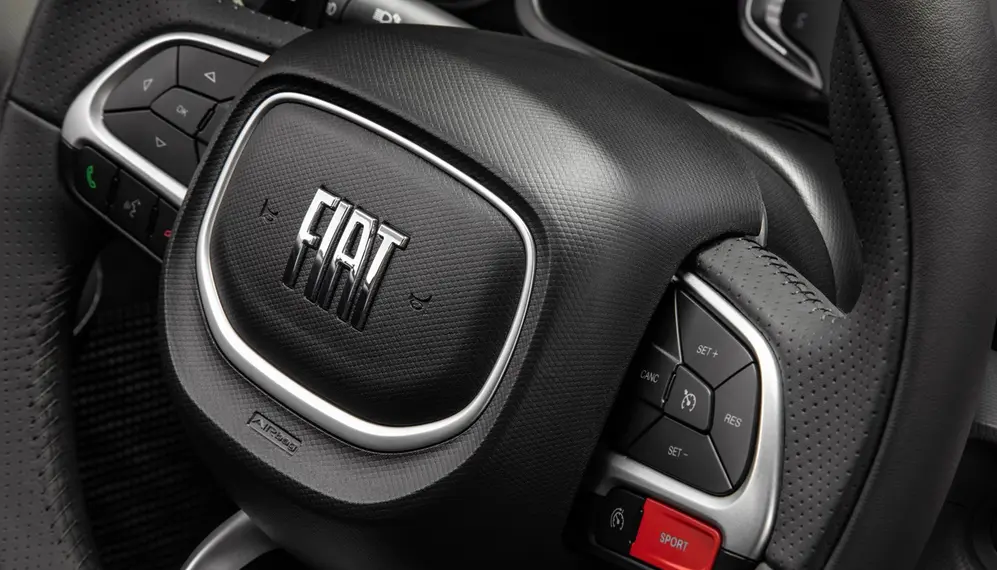 El volante del Fastback, con varios indicadores.