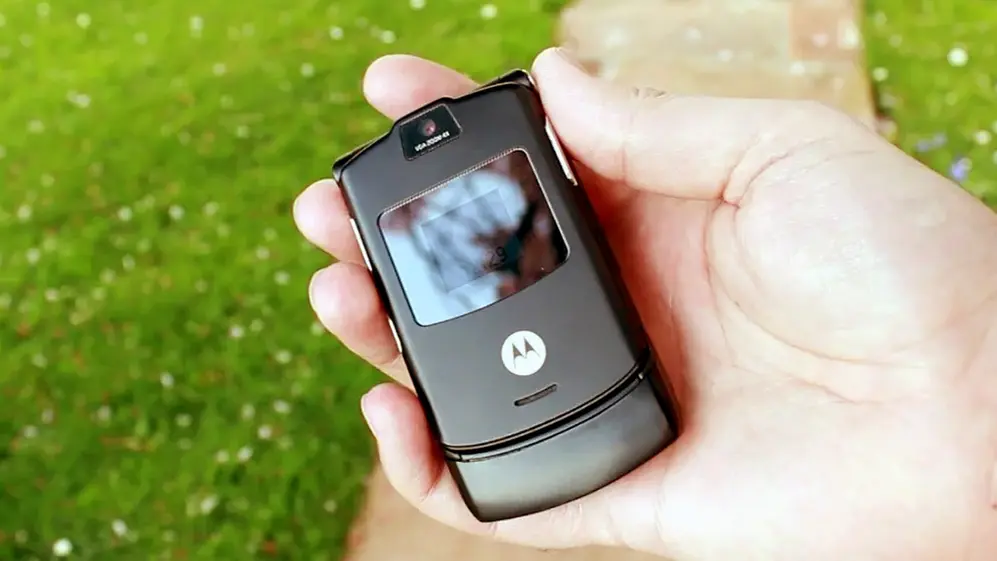 Celular Motorola Razr V3 plegado.