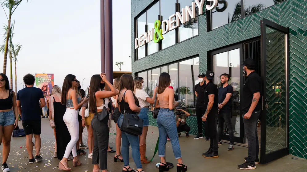 Dean & Dennis cuenta con 28 franquicias y 9 locales propios distribuidos entre Buenos Aires, Salta, Misiones, Tucumán, Corrientes y Chubut