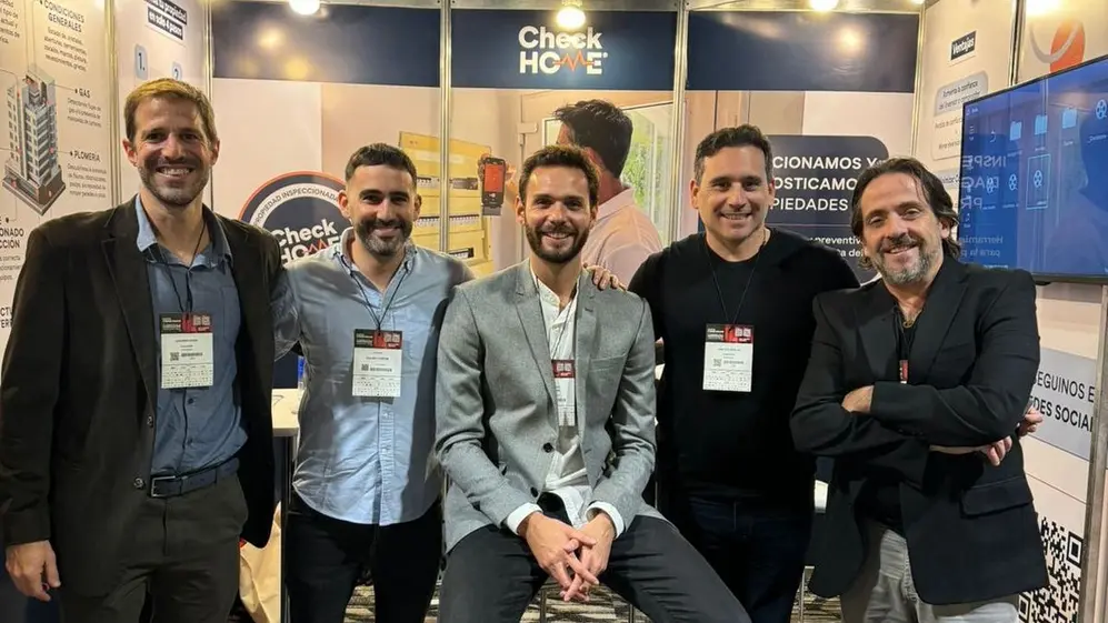 Los socios de CheckHome Los cinco ya contamos con amplia experiencia en el mundo start-up, habiendo desarrollado y vendido más de 5 empresas en los últimos 5 años.