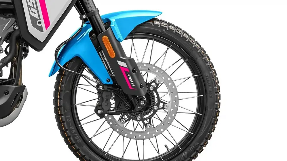 La CF Moto tiene ventajas sobre el rival ya que tiene llantas de 21 y 18 pulgadas.