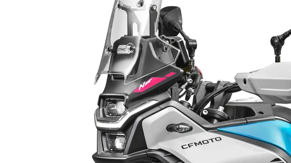 CF Moto también tiene parabrisas.