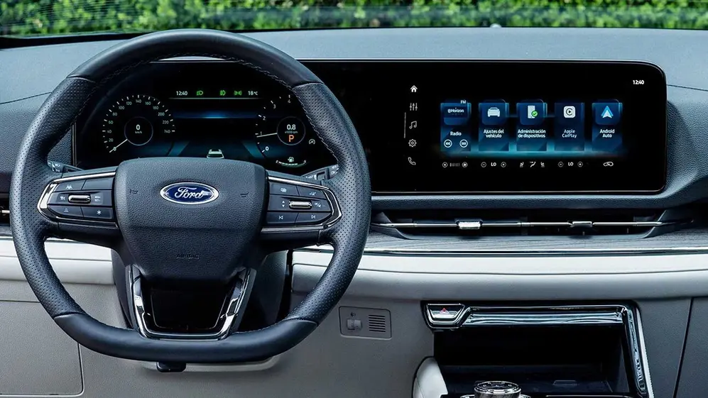 Por dentro, el SUV tiene pura tecnología y buena calidad en las terminaciones.
