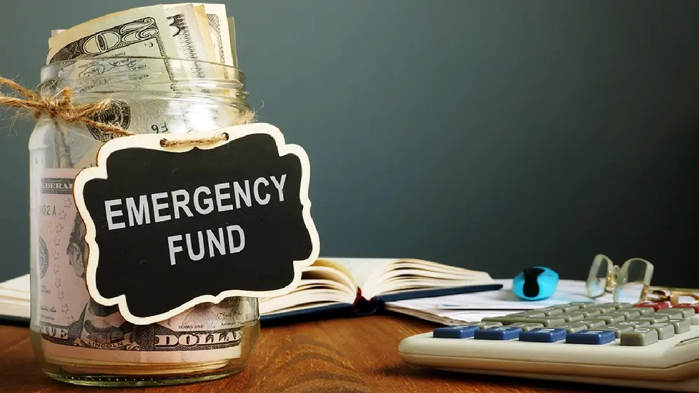 Crear y mantener un ahorro de emergencia requiere disciplina y planificación. 