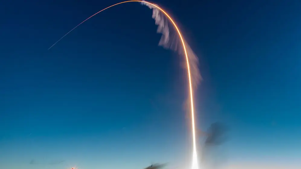 SpaceX, su rival propiedad del magnate Elon Musk, ha venido desempeñando este rol de viajes a la EEI desde hace cuatro años