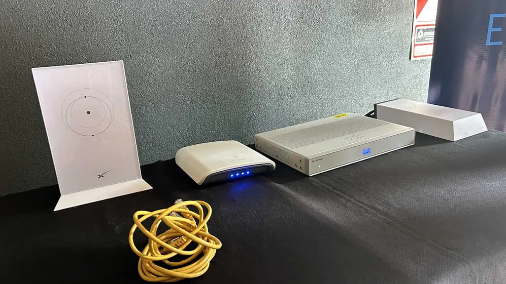 Enrutadores para Starlink. El primero desde la izquierda es el provisto por la empresa de Elon Musk.