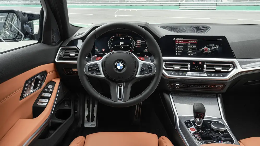 El diseño interior del BMW M3 es ergonómico.