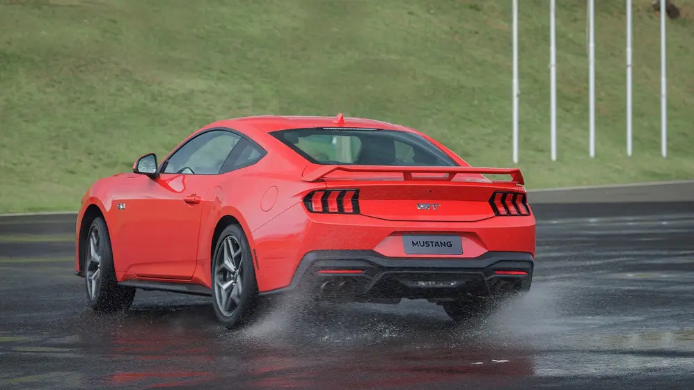 El nuevo auto deportivo luciéndose en el autódromo de Brasil.