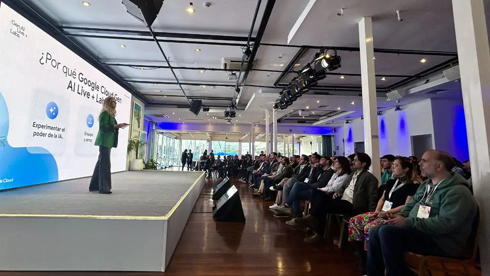 Natalia Scaliter al inicio del evento de Google en el YCA de Puerto Madero, que luegoi fue desbordado de asistentes.