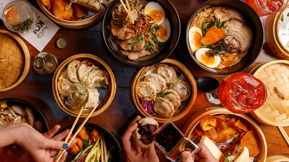 Koi  reversiona platos del street food asiático adaptándolos al paladar argentino