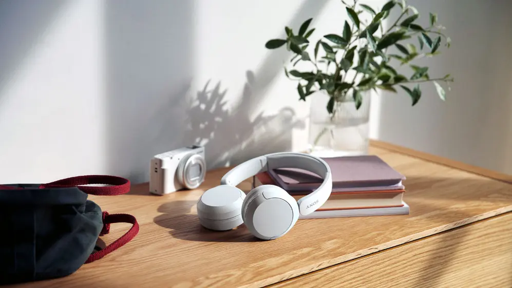 Estos auriculares Sony están fabricados con materiales de plástico reciclado.