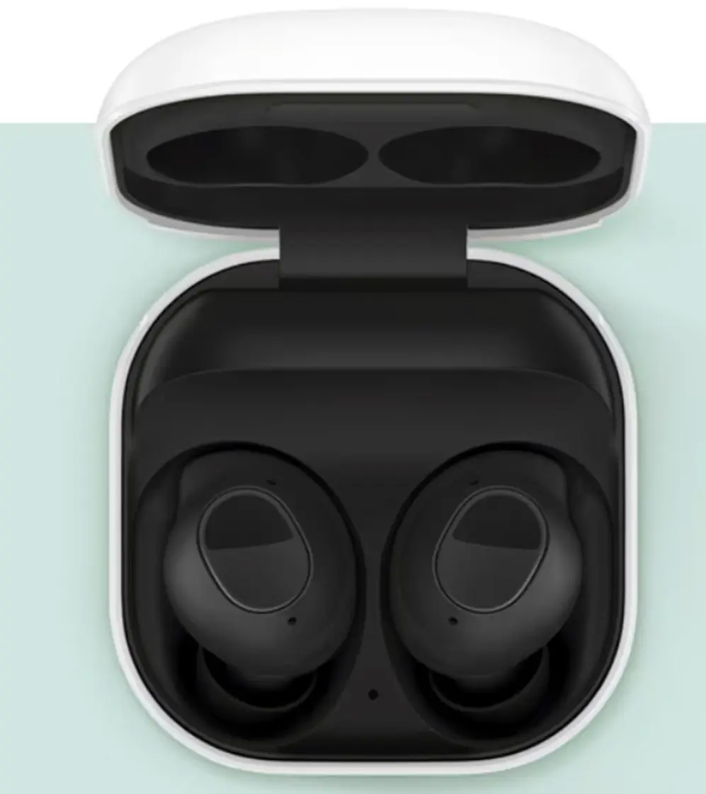 El estuche de los earbuds de Samsung funciona también como cargador.