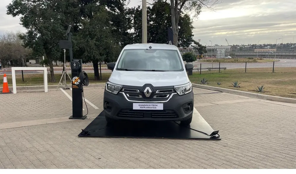 El Kangoo E-Tech ya se vende en el país.
