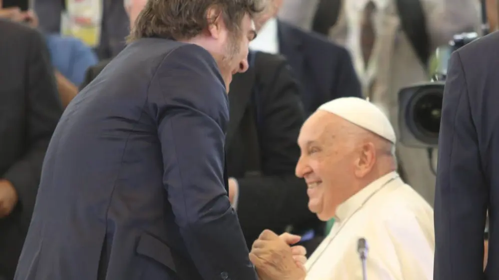 Milei saludó al Papa Francisco y tuvieron un breve intercambio de palabras, que quedó registrado en fotos y videos