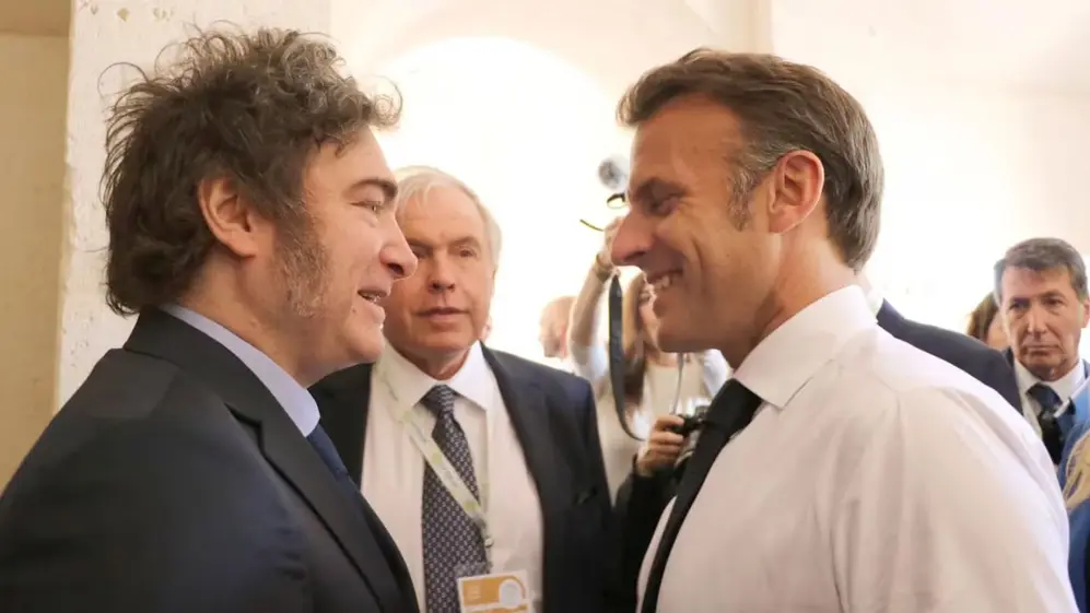 El Presidente busca ordenar su viaje a París y gestiona una reunión con Macron