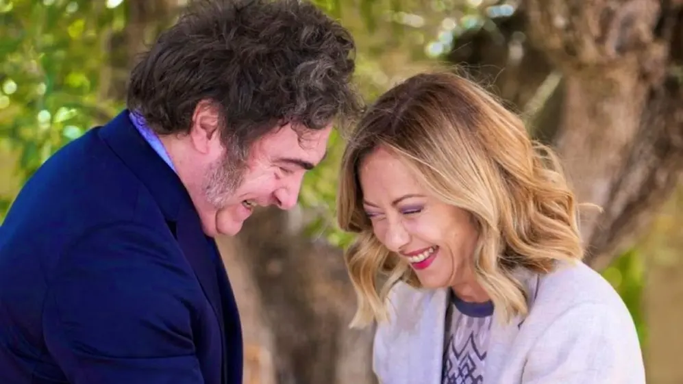 Un saludo y risas con la primera ministra de Italia Giorgia Meloni