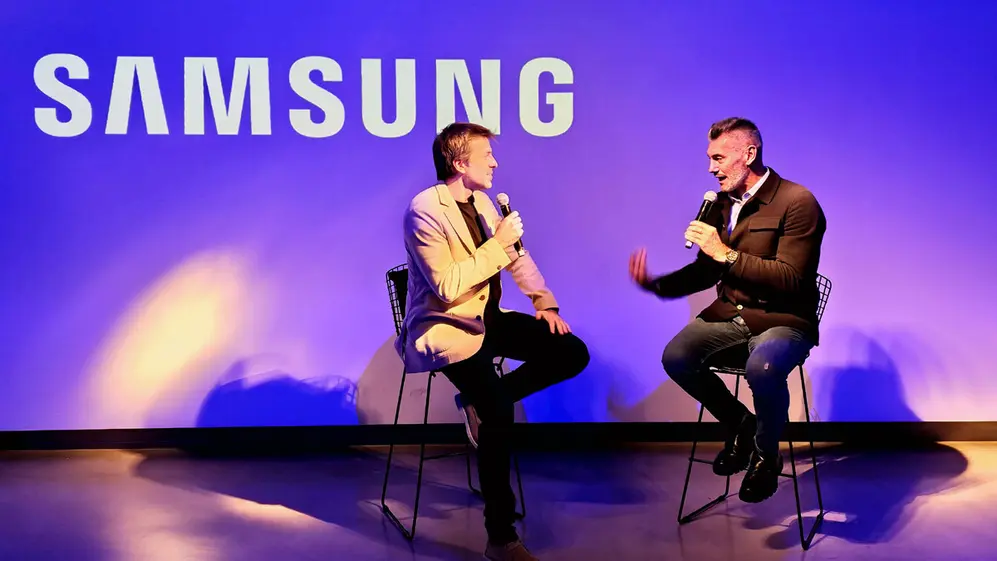 Eliseo Outes, director de TV, monitores y audio de Samsung Argentina, dialoga con Sergio Goycochea en el lanzamiento de los televisores.