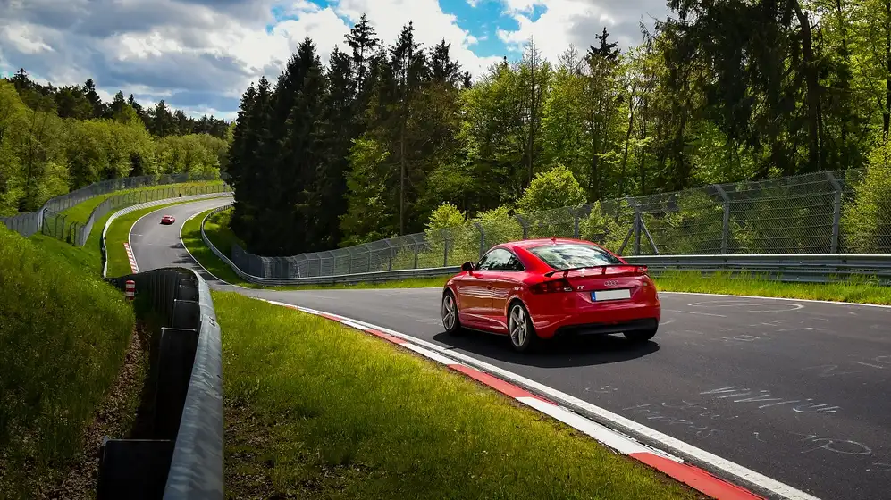 La historia y actualidad del automóvil se ve en el tour de Alemania.