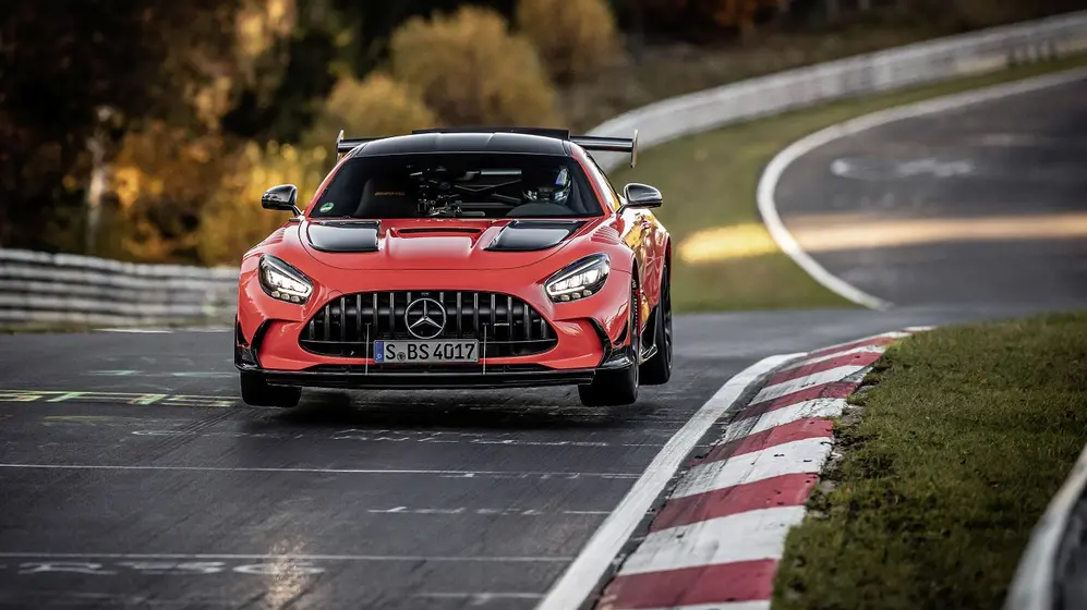 Un Mercedes Benz AMG manejado por un mismo, una experiencia del tour alemán hecho por argentinos.