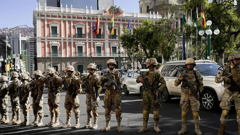 El Ejército boliviano desplegó pelotones en La Paz.