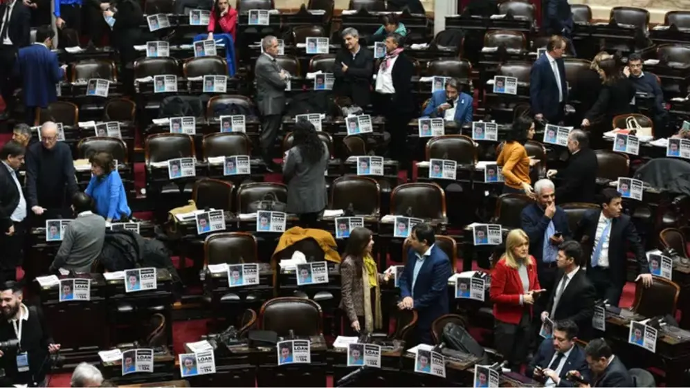 Hubo carteles en las bancas de los diputados con la leyenda 