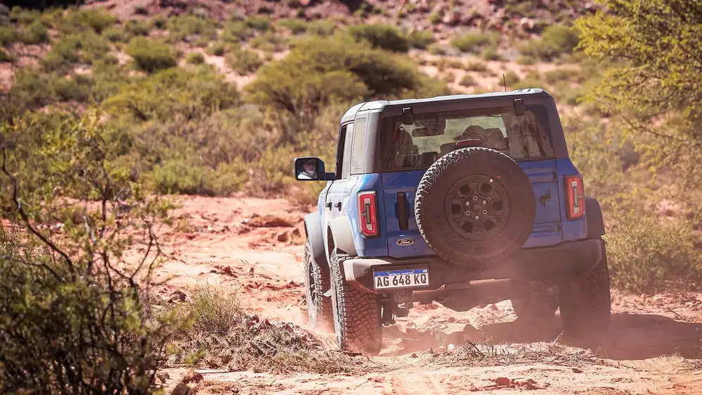 El nuevo Bronco trae la rueda de auxilio en la puerta del baúl, un recurso que en Argentina es peligroso por los robos.