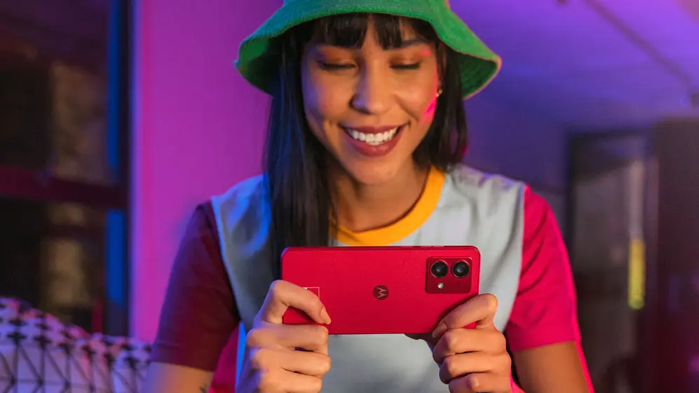 El celular Motorola Moto G84 5G tiene el color Pantone 2023.