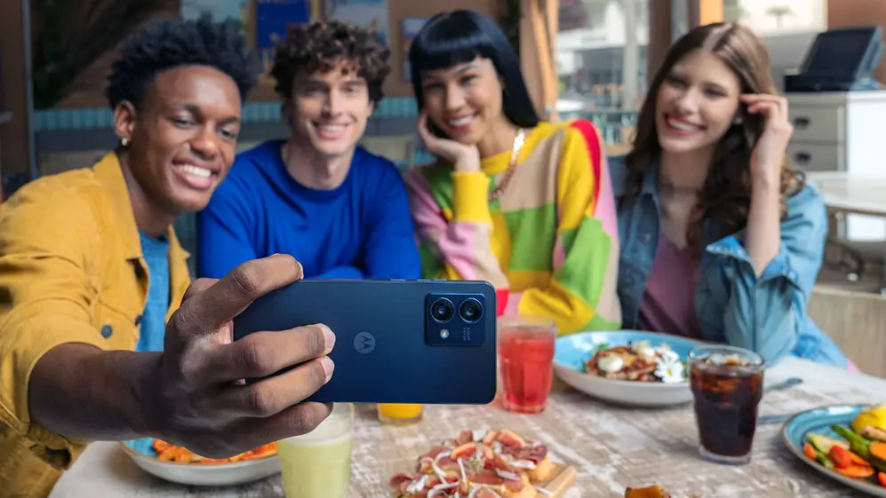 El celular Motorola Moto G84 5G está disponible en tres colores.
