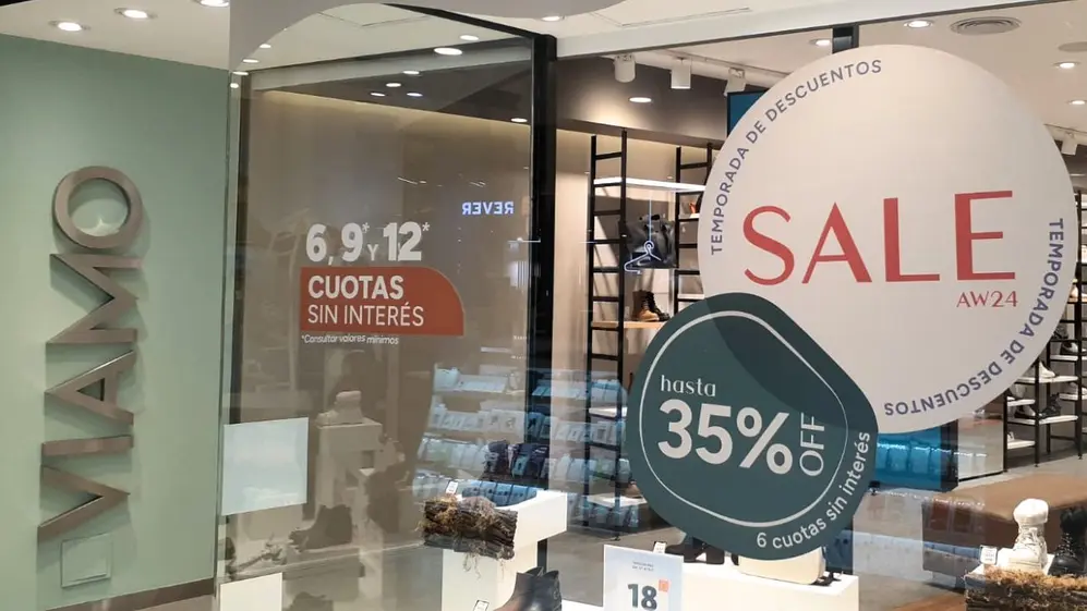 Ante la caída en el consumo, distintos comercios ofrecen descuentos y cuotas sin interés