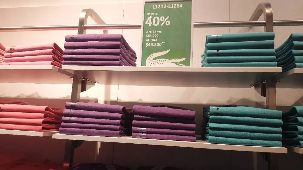 La tienda de Lacoste ubicada en Aguirre 875 da la bienvenida a sus clientes con un cartel 