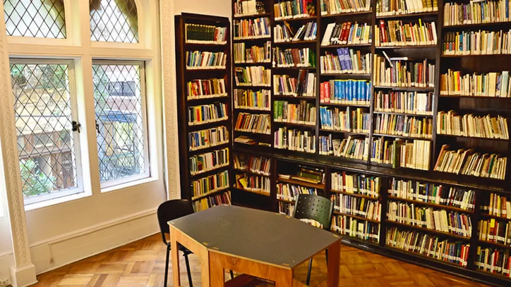La biblioteca Güiraldes (Talcahuano 1261) es el punto central de logística para asegurar que los libros lleguen rápido a tus manos