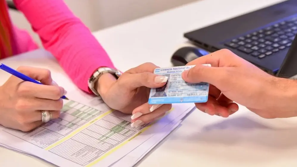 Para aquellos que ya poseen una licencia y buscan renovarla, deberán presentar los mismos documentos que certifiquen su derecho a la exención en el momento de la renovación