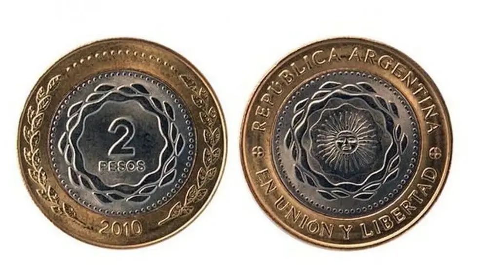 Moneda de dos pesos argentinos sin relieve