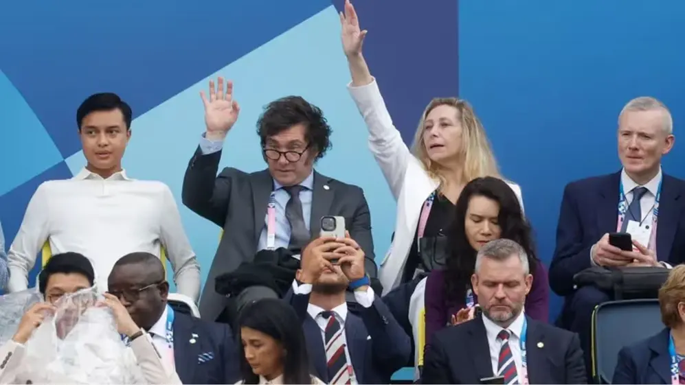 Los hermanos Milei participaron de la ceremonia, tras reunirse con Macron y empresarios franceses.