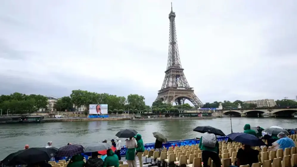 La lluvia se hizo presente en Paris, mientras se desarrollaba la ceremonio de apertura.
