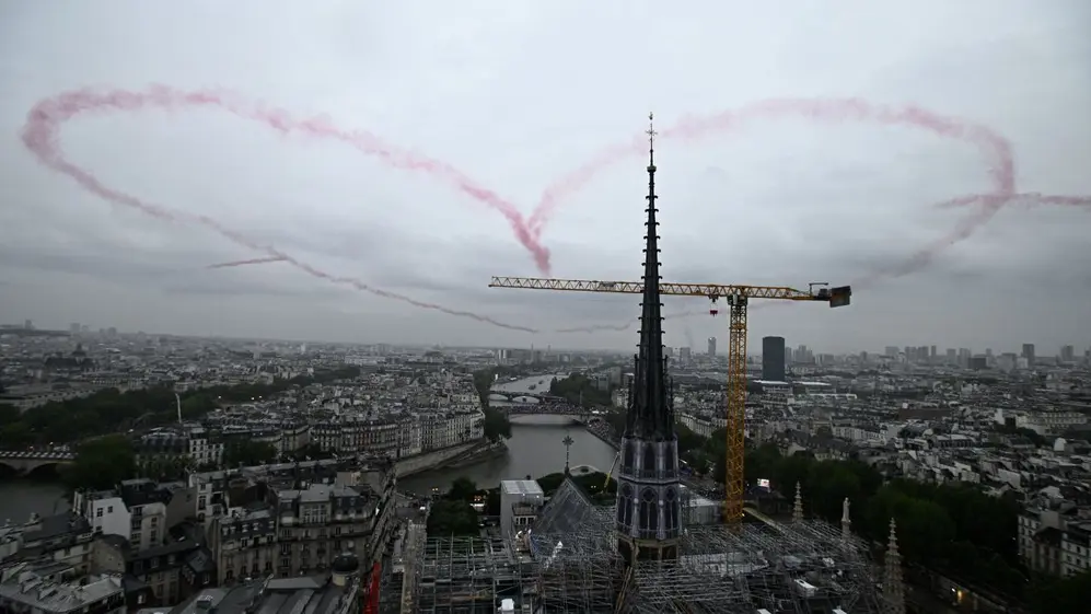 Otra de las impactantes imágenes de la ceremonia, con Notre Dame en primer plano