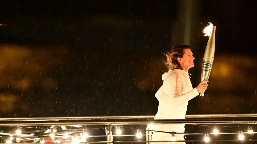 Amelie Mauresmo sostiene la antorcha olímpica 