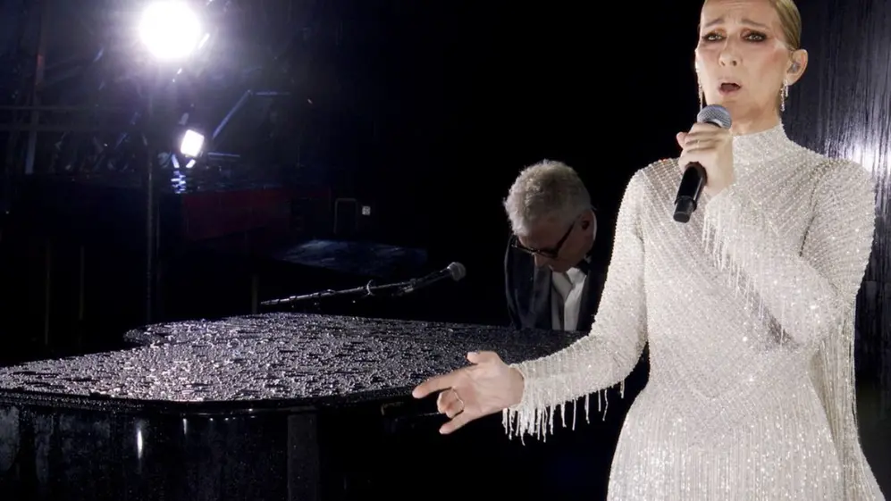 Celine Dion conmovió al mundo al cantar desde la Torre Eiffel