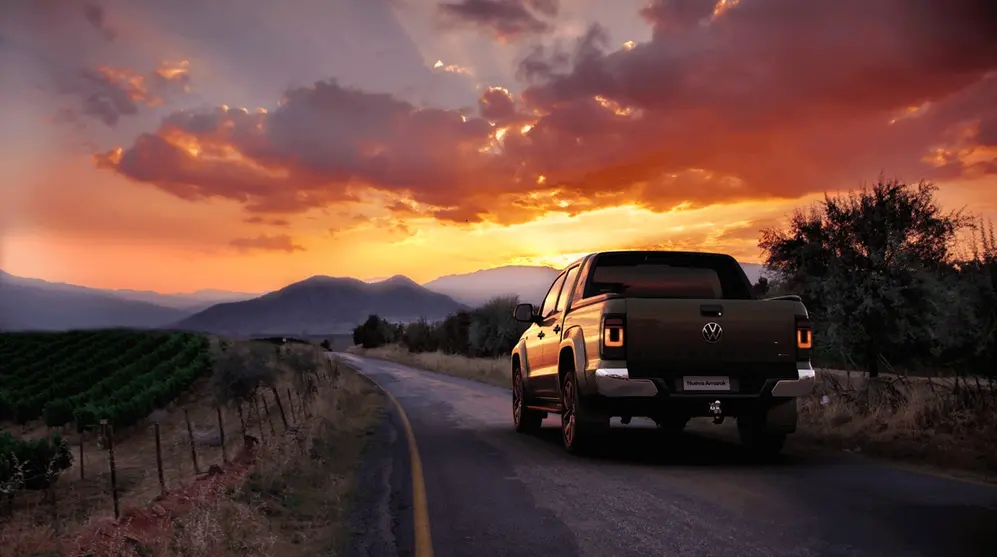 Atrás, la camioneta de VW suma la denominación Amarok con nueva tipografía en la caja de la chata.
