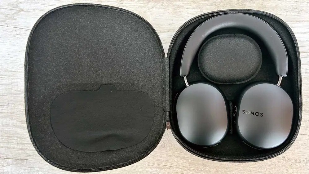 Los auriculares Sonos Ace dentro del estuche.