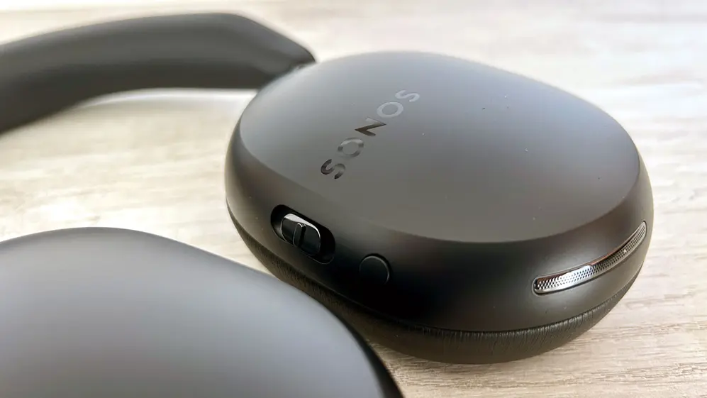 Control deslizante de los auriculares Sonos Ace.